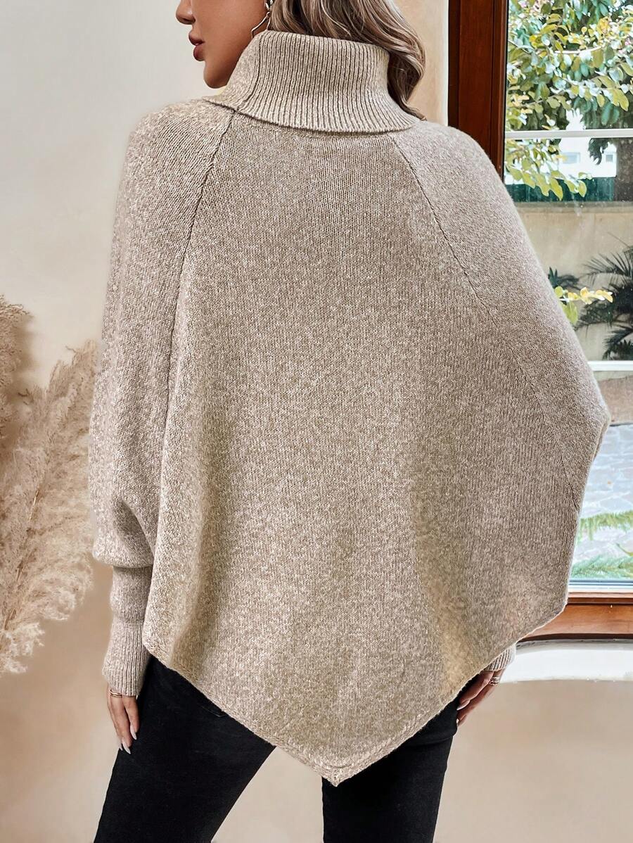 Poncho in maglia a trecce con collo alto "Ambra"