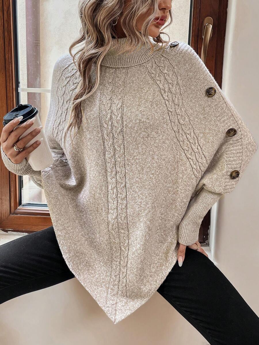 Poncho in maglia a trecce con collo alto "Ambra"