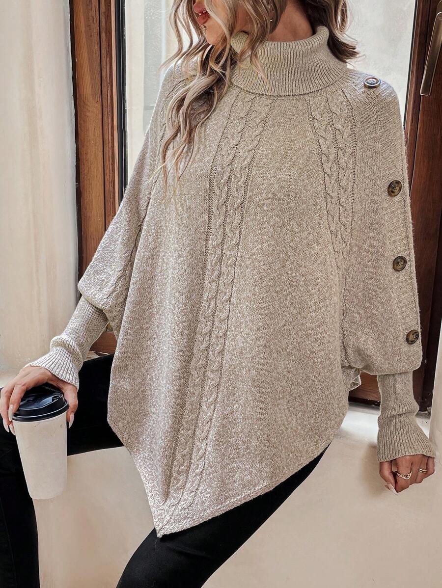 Poncho in maglia a trecce con collo alto "Ambra"