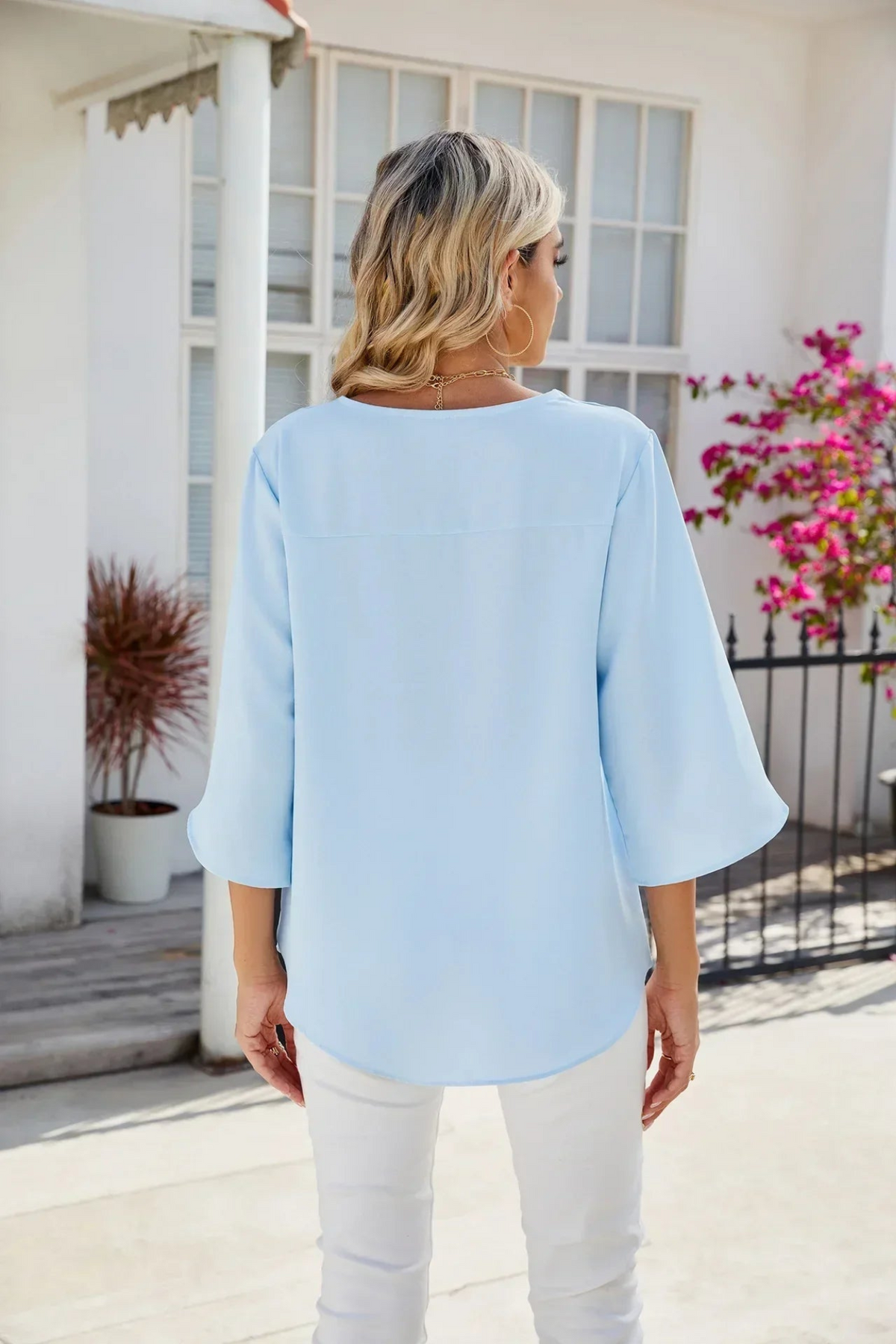 Blusa fluida con scollo a V e maniche a 3/4 spaccate "Gabriella"