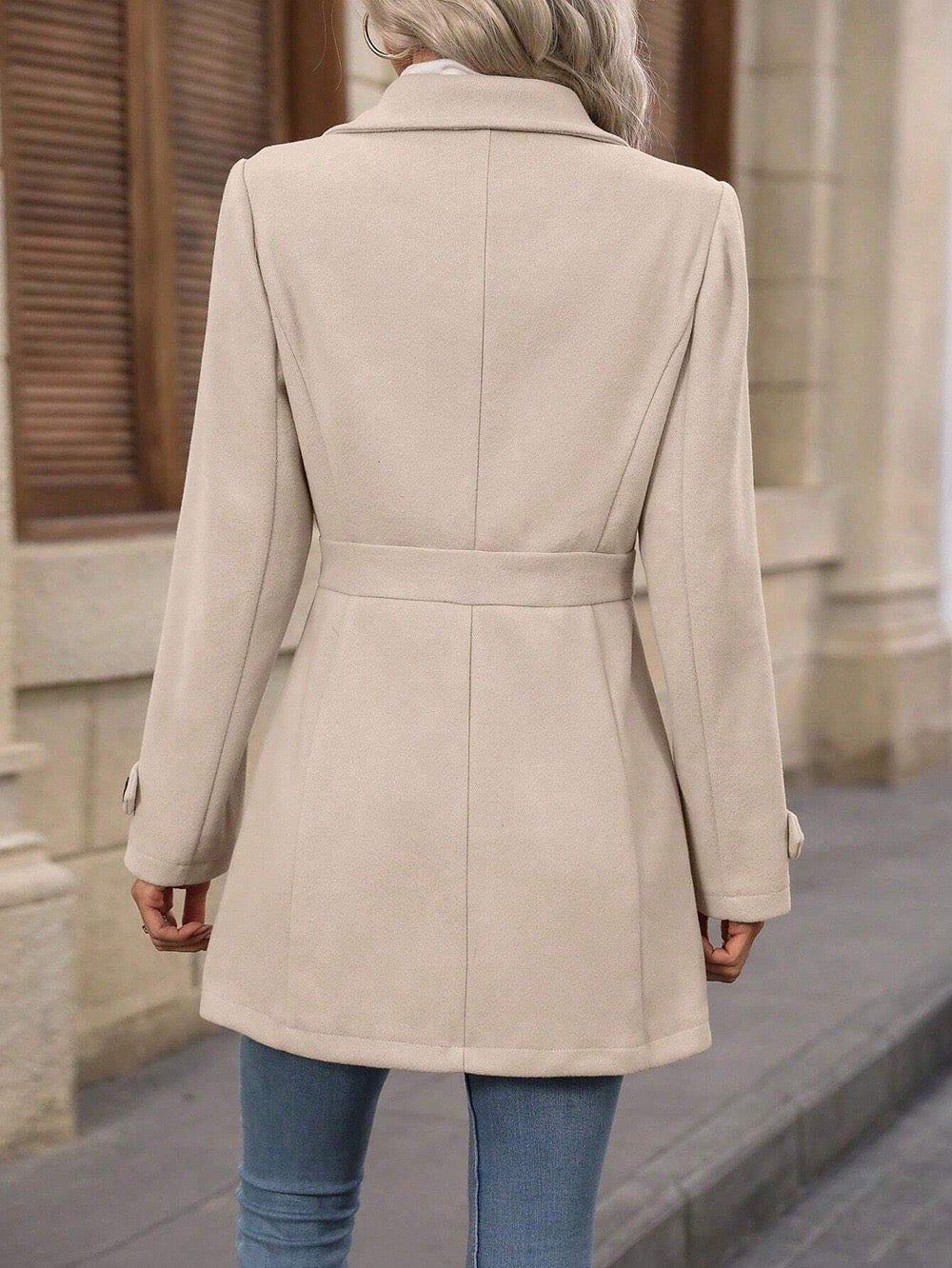 Cappotto sciancrato con martingala e bottoni "Arianna"