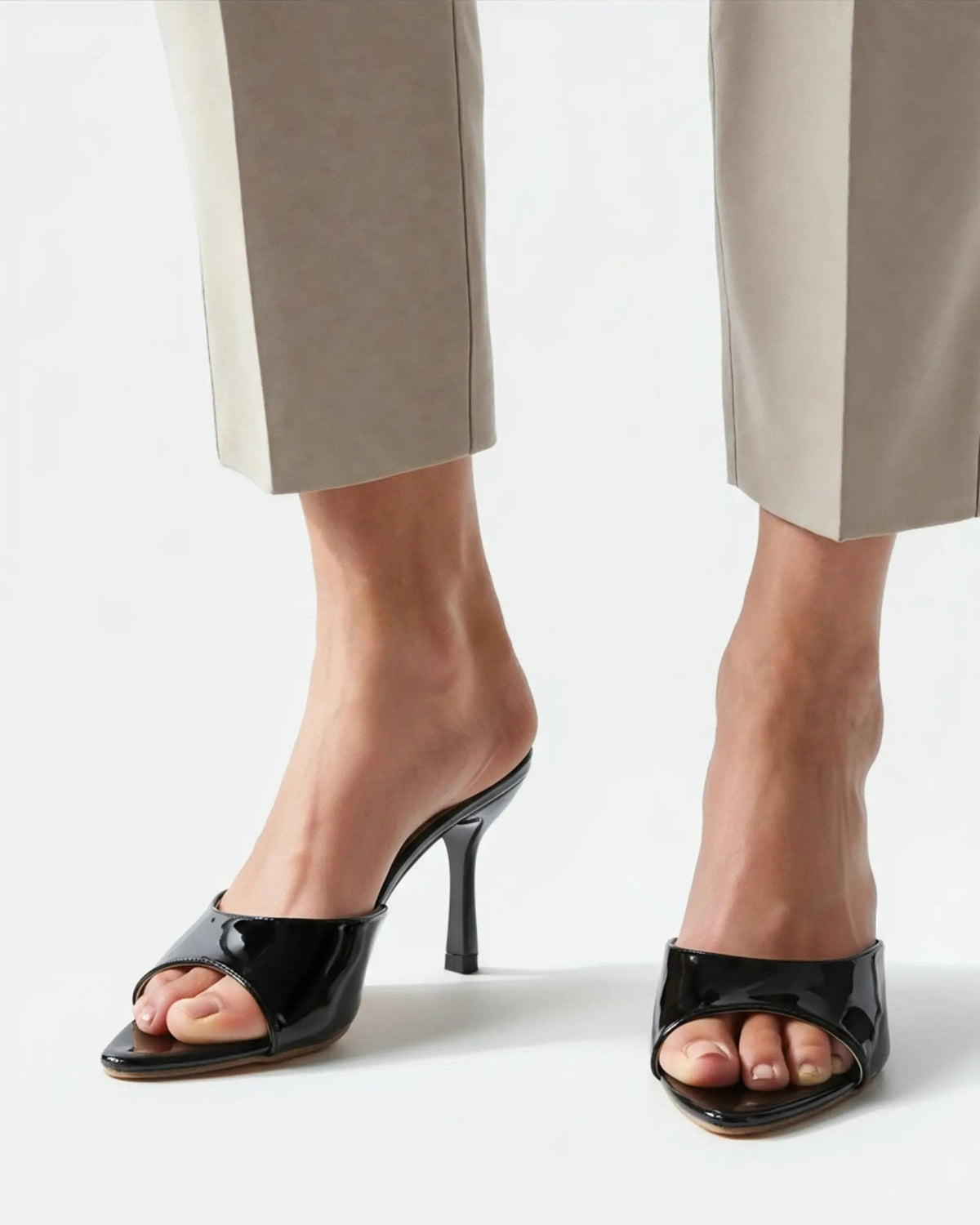 Mules a punta in vernice "Greta"