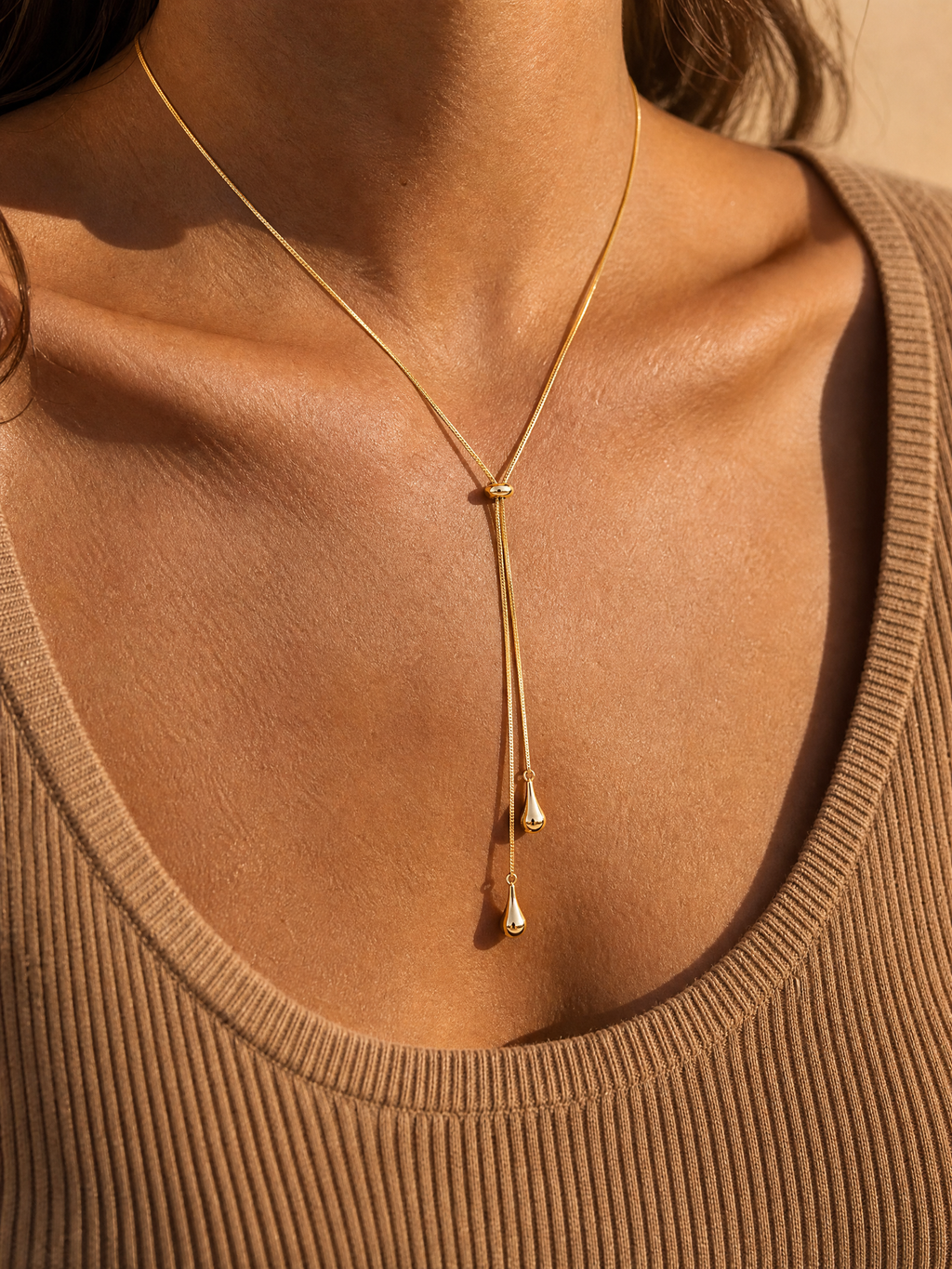 Collana a cravatta con gocce dorate "Thaïs"