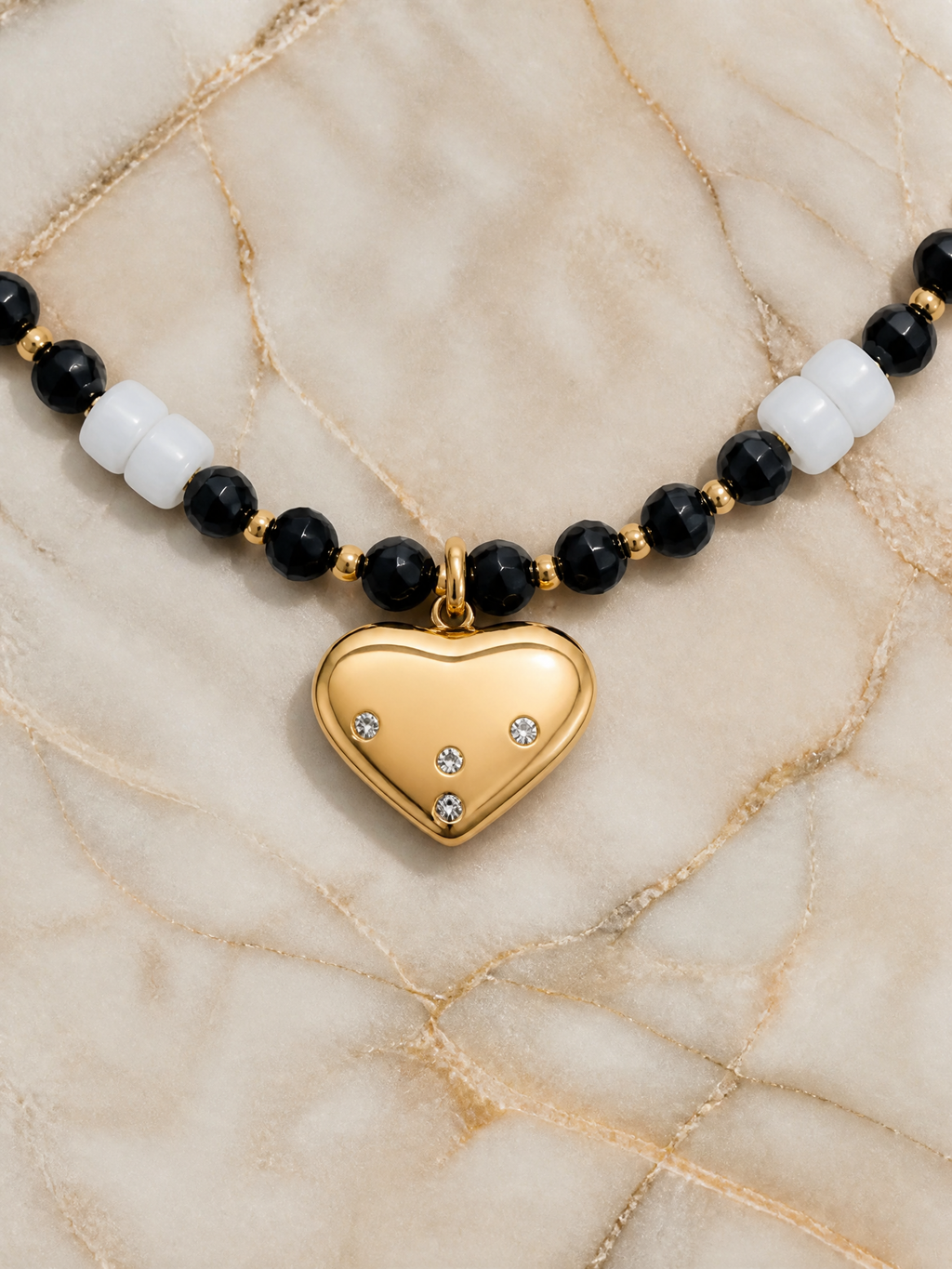 Collana lunga con perle nere e cuore "Ébène"