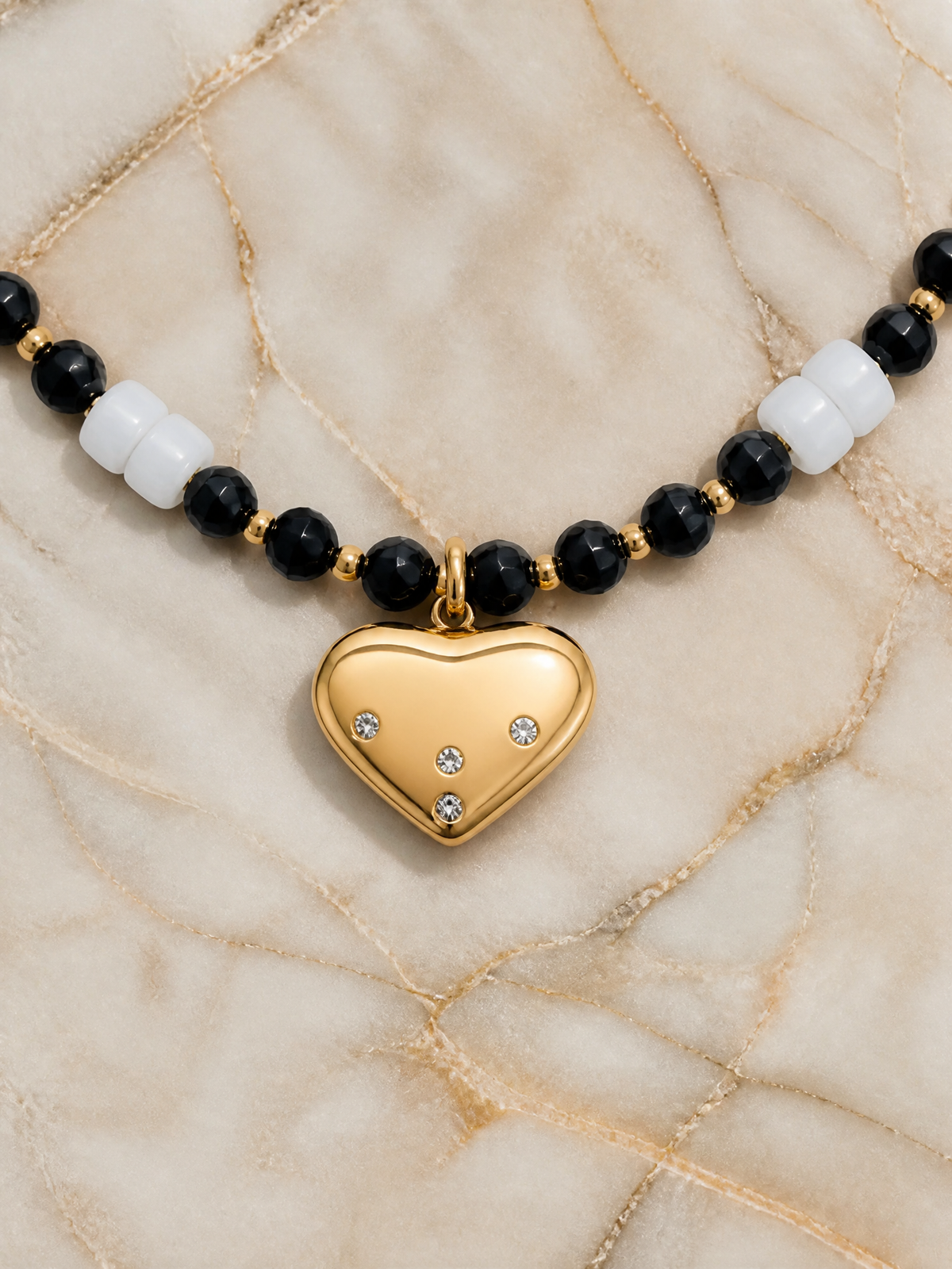 Collana lunga con perle nere e cuore "Ébène"