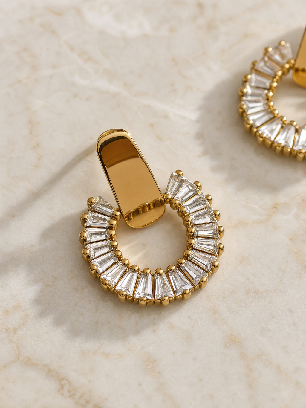 Orecchini con cerchio di cristalli baguette "Lyana"