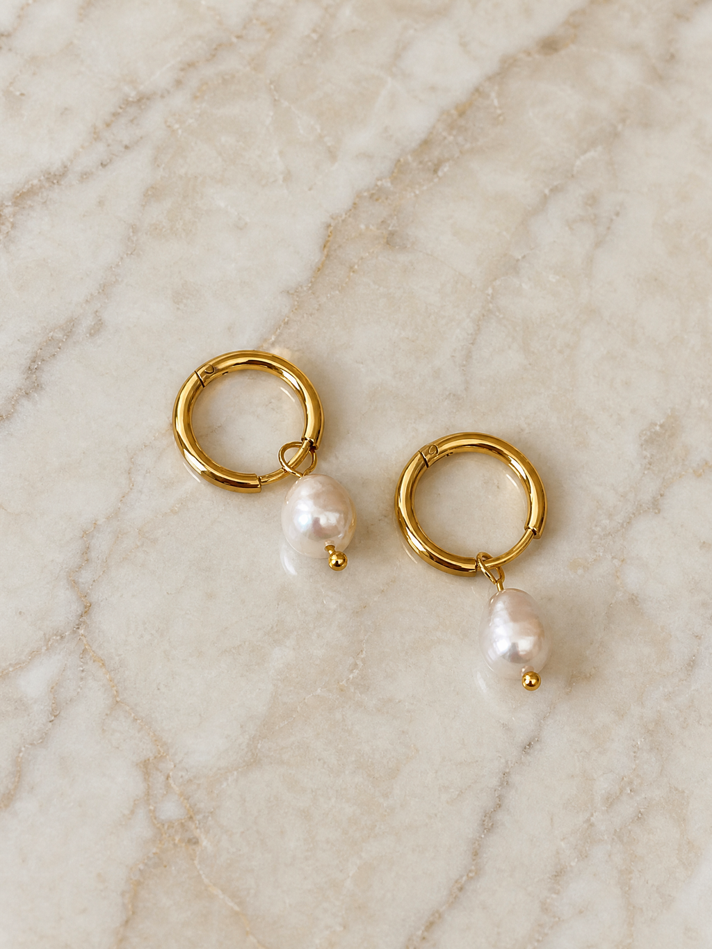 Mini orecchini a cerchio con perla d'acqua dolce "Alana"