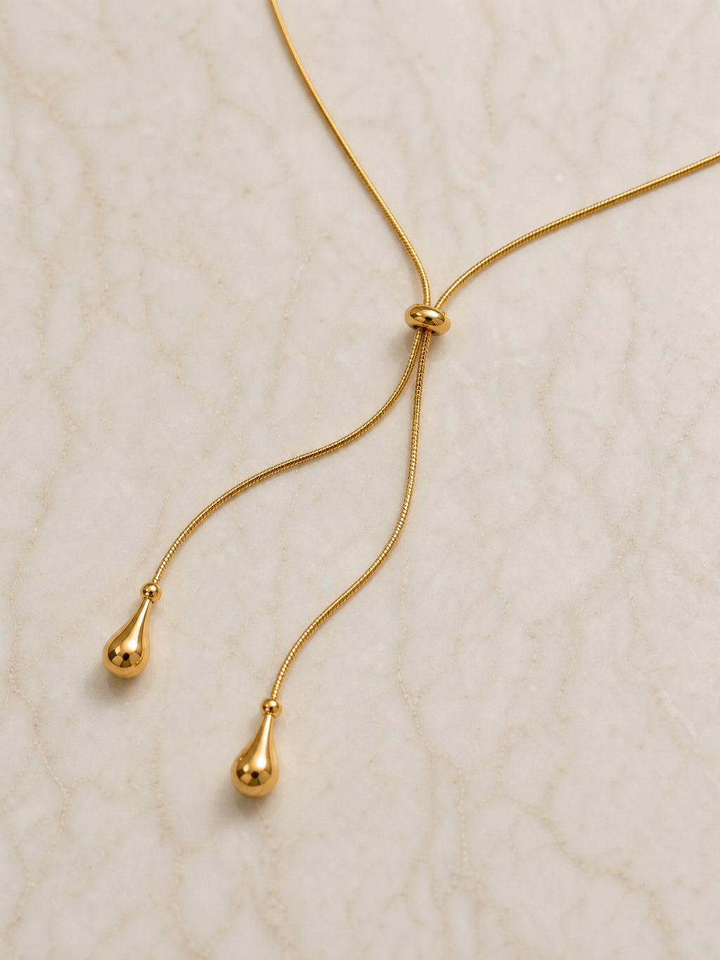 Collana a cravatta con gocce dorate "Thaïs"